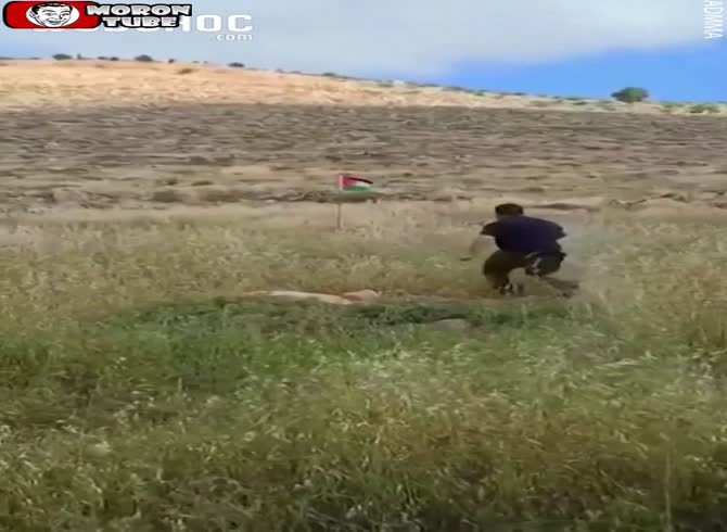 Video :An Israeli injured while trying to remove a booby-trapped Palestinian flag